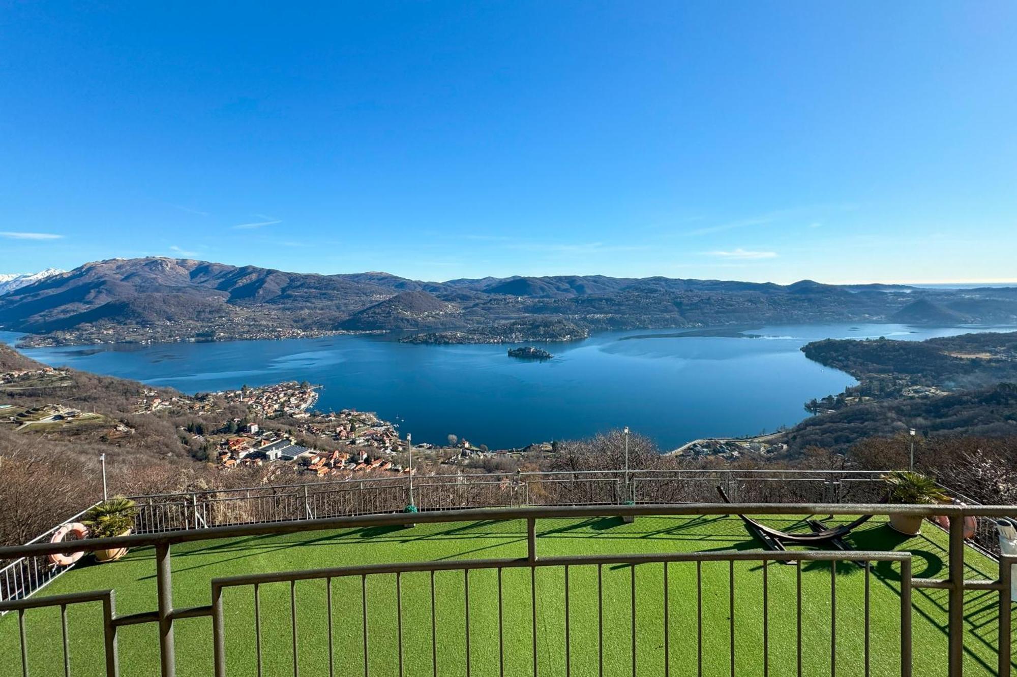 Appartamento Alberti Con Vista Lago Madonna Del Sasso Dış mekan fotoğraf