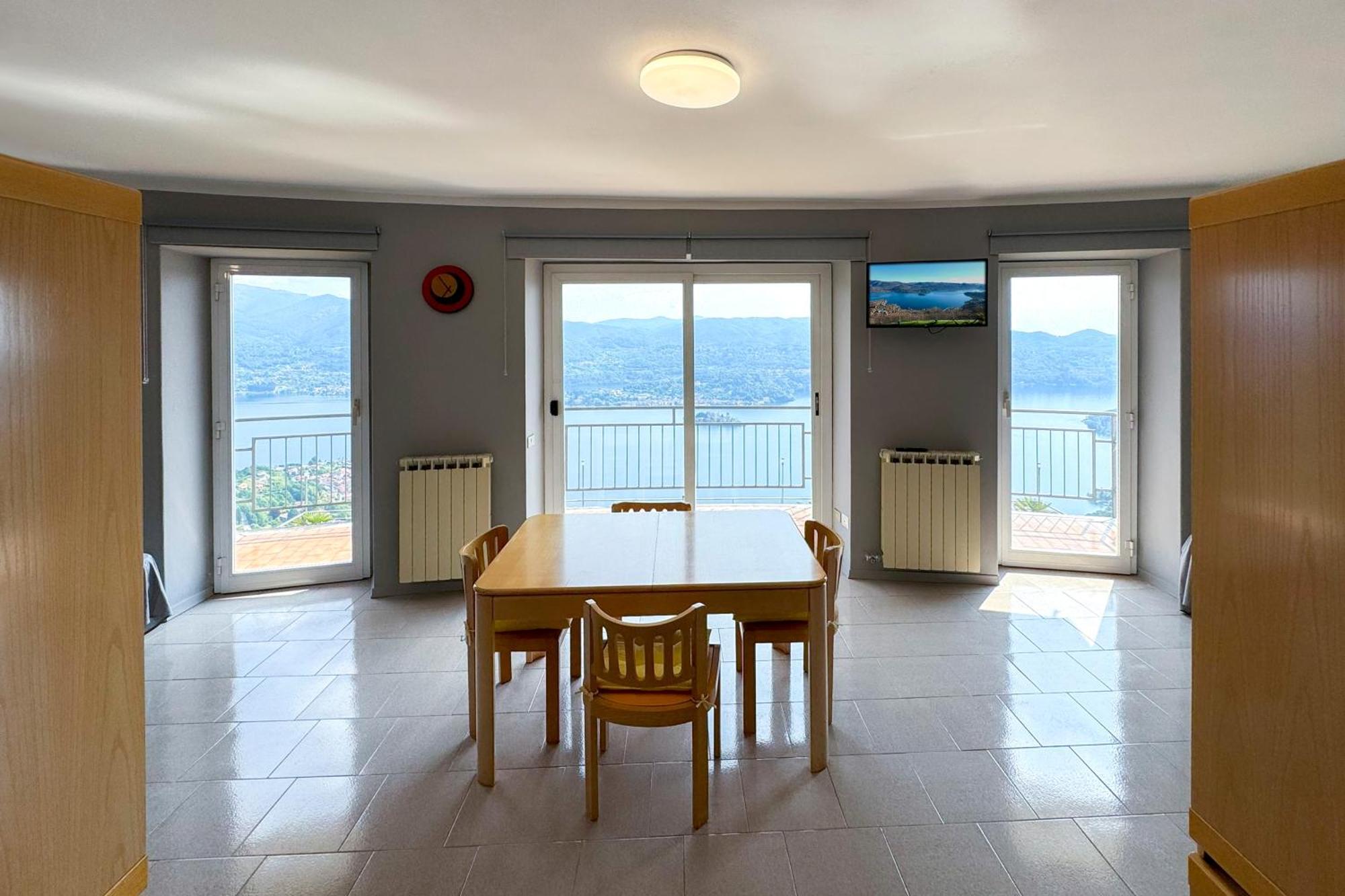 Appartamento Alberti Con Vista Lago Madonna Del Sasso Dış mekan fotoğraf