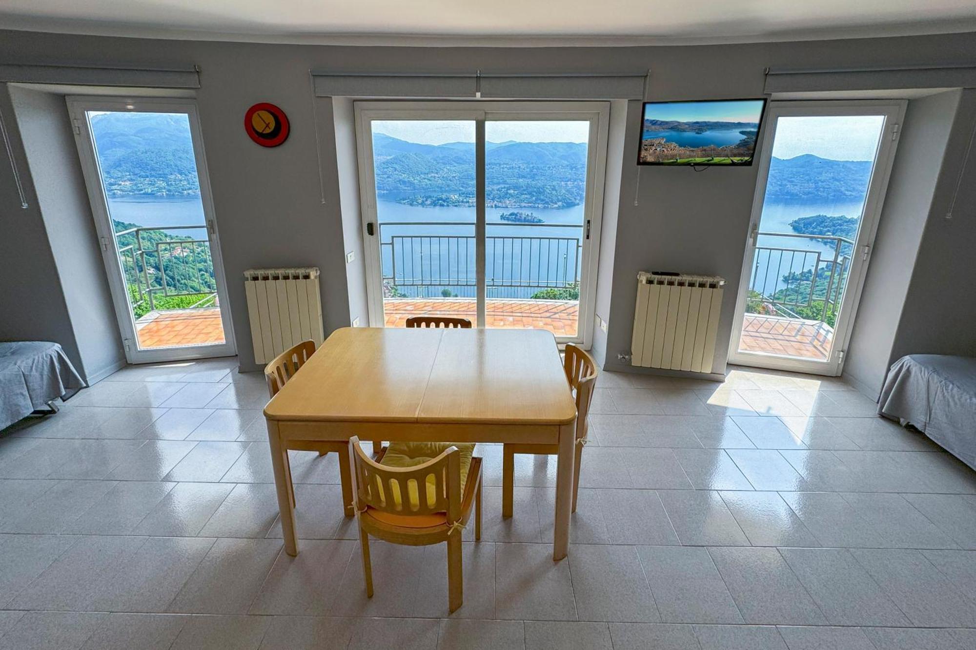 Appartamento Alberti Con Vista Lago Madonna Del Sasso Dış mekan fotoğraf